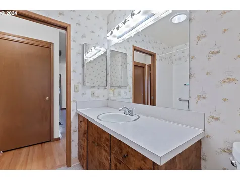 935 SW 84th Avenue Portland OR 97225