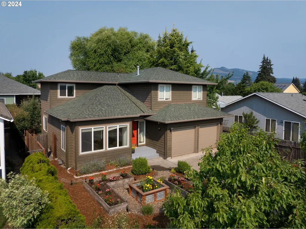 1610 Freedom Loop Hood River OR 97031