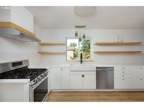 1610 Freedom Loop Hood River OR 97031