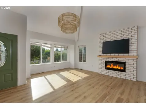 1610 Freedom Loop Hood River OR 97031