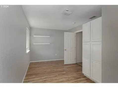 1610 Freedom Loop Hood River OR 97031