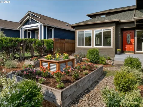 1610 Freedom Loop Hood River OR 97031