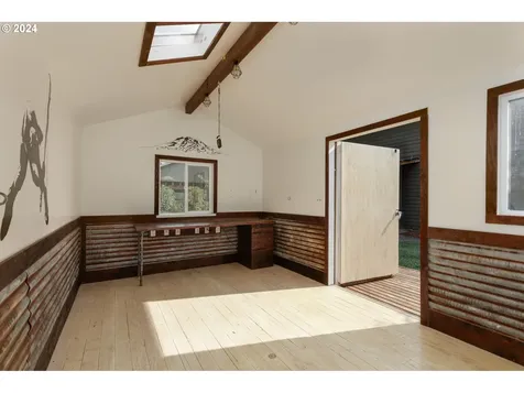 1610 Freedom Loop Hood River OR 97031