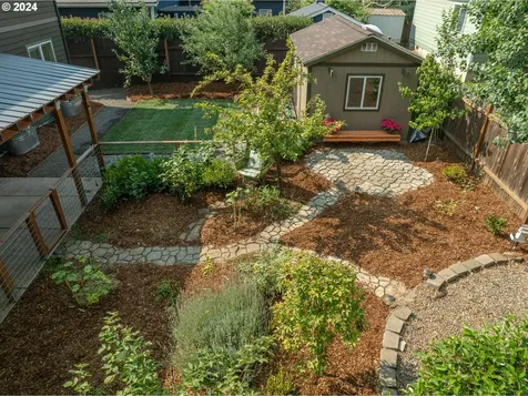 1610 Freedom Loop Hood River OR 97031