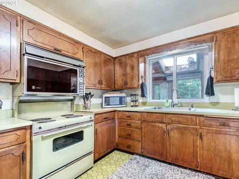 25261 Arnold Lane Elmira OR 97437