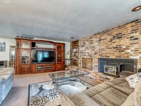 25261 Arnold Lane Elmira OR 97437