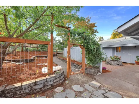 2498 Blackburn Street Eugene OR 97405