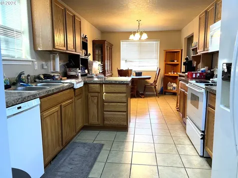 1090 W Ridgeway Avenue Hermiston OR 97838
