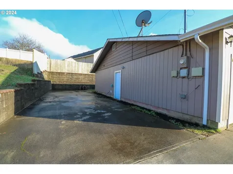 2659 Ash Street North Bend OR 97459