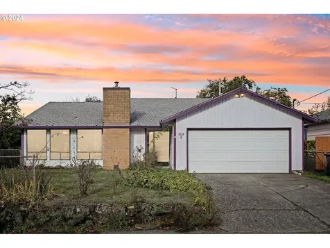 8719 NE Everett Street Portland OR 97220