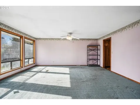 8719 NE Everett Street Portland OR 97220