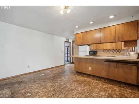 8719 NE Everett Street Portland OR 97220
