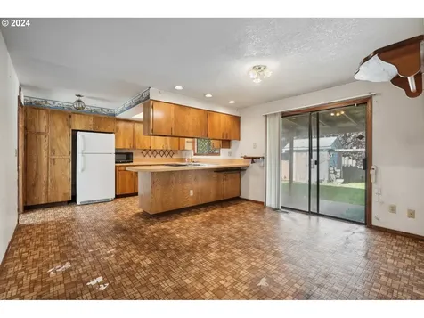 8719 NE Everett Street Portland OR 97220