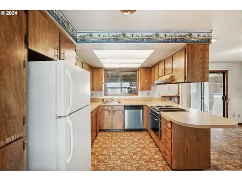 8719 NE Everett Street Portland OR 97220