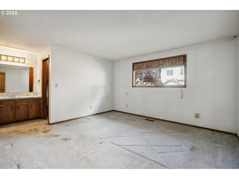 8719 NE Everett Street Portland OR 97220