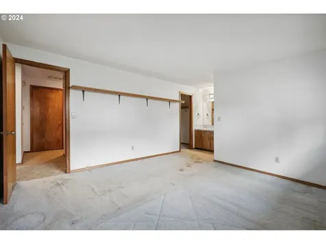 8719 NE Everett Street Portland OR 97220