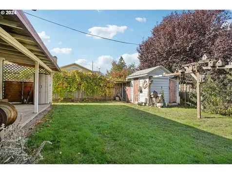 8719 NE Everett Street Portland OR 97220