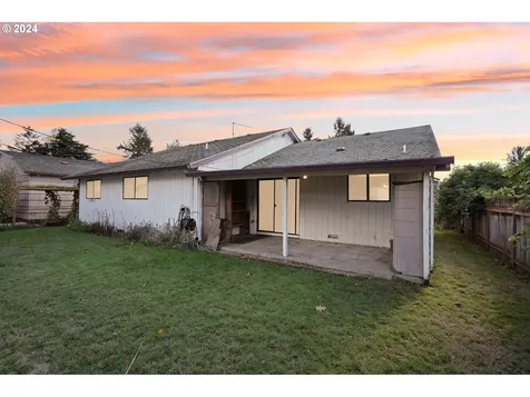 8719 NE Everett Street Portland OR 97220