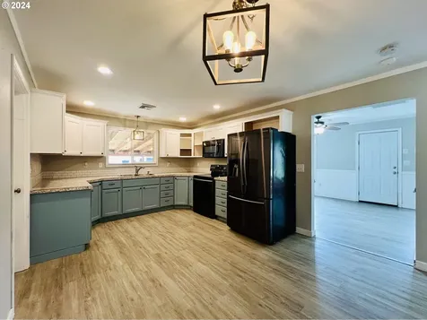 262 Pine Street Sutherlin OR 97479