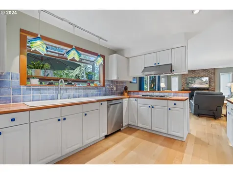 2004 Ridgewood Lane Lake Oswego OR 97034