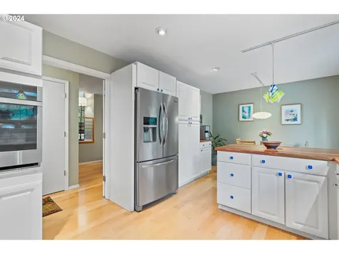 2004 Ridgewood Lane Lake Oswego OR 97034