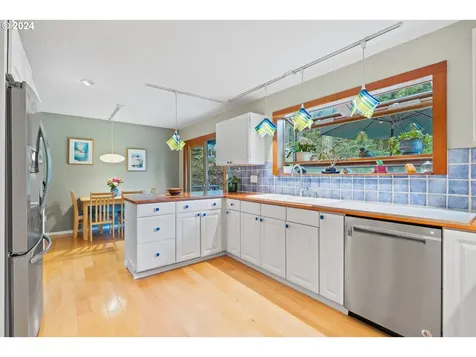 2004 Ridgewood Lane Lake Oswego OR 97034