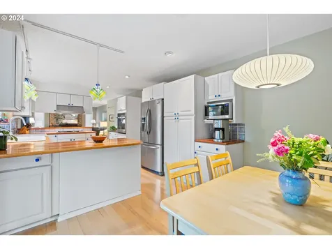 2004 Ridgewood Lane Lake Oswego OR 97034