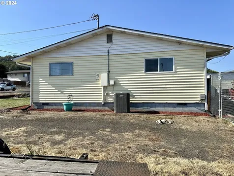 311 NW Morgan Avenue Winston OR 97496