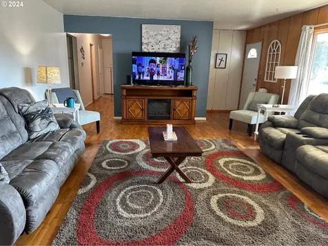311 NW Morgan Avenue Winston OR 97496