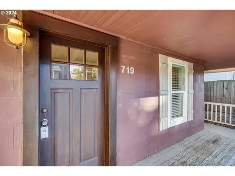 719 9th Street Hood River OR 97031