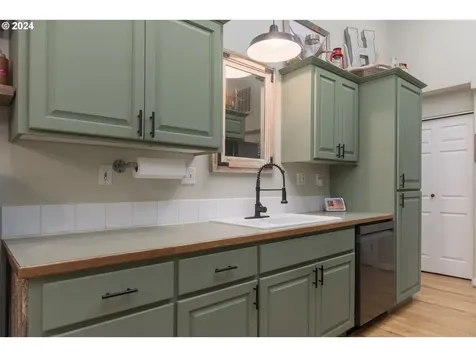 1125 S 11th Street Harrisburg OR 97446