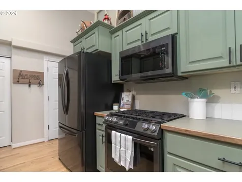 1125 S 11th Street Harrisburg OR 97446