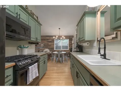 1125 S 11th Street Harrisburg OR 97446