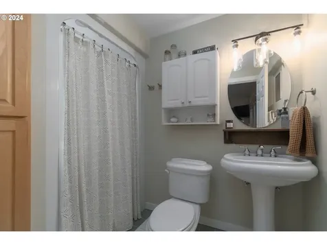 1125 S 11th Street Harrisburg OR 97446
