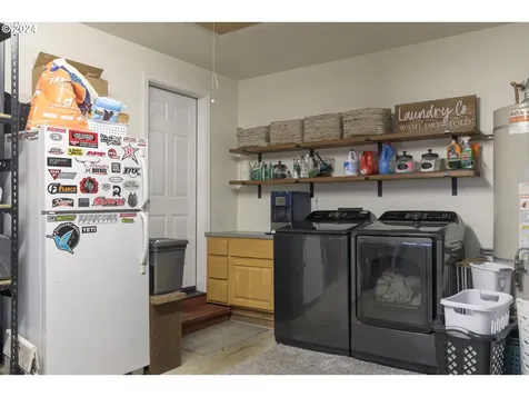 1125 S 11th Street Harrisburg OR 97446
