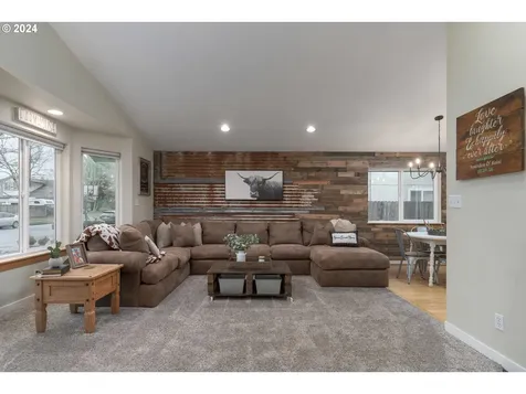 1125 S 11th Street Harrisburg OR 97446