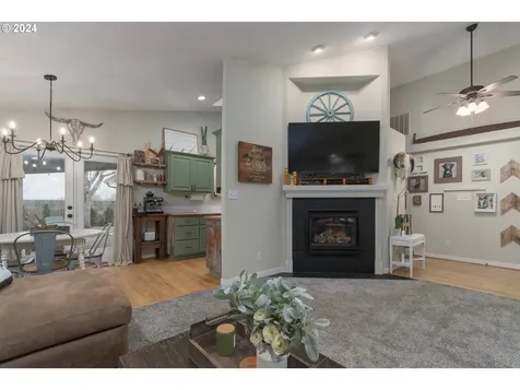 1125 S 11th Street Harrisburg OR 97446