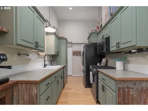 1125 S 11th Street Harrisburg OR 97446