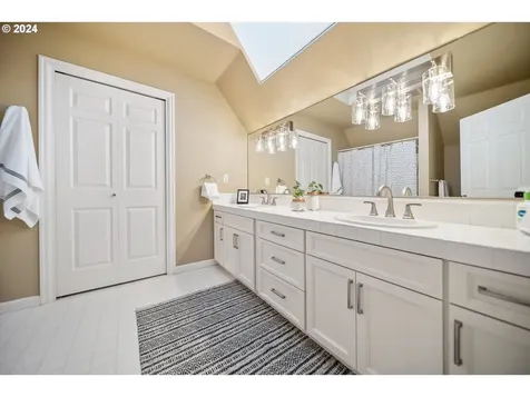 1906 NW Yorkshire Lane Portland OR 97229