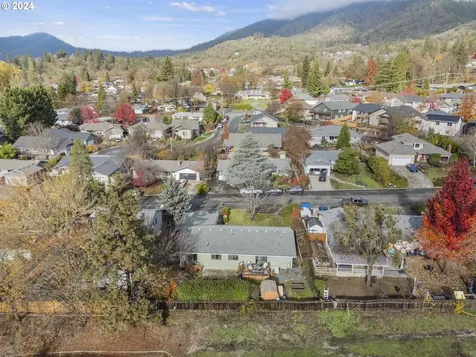1045 NE Pepperwood Drive Grants Pass OR 97526