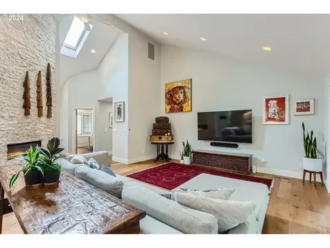 2604 Sw 64th Place Portland OR 97225