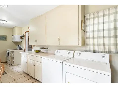 1737 Ne Walnut Avenue Wood Village OR 97060
