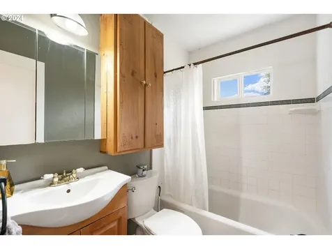 1737 Ne Walnut Avenue Wood Village OR 97060