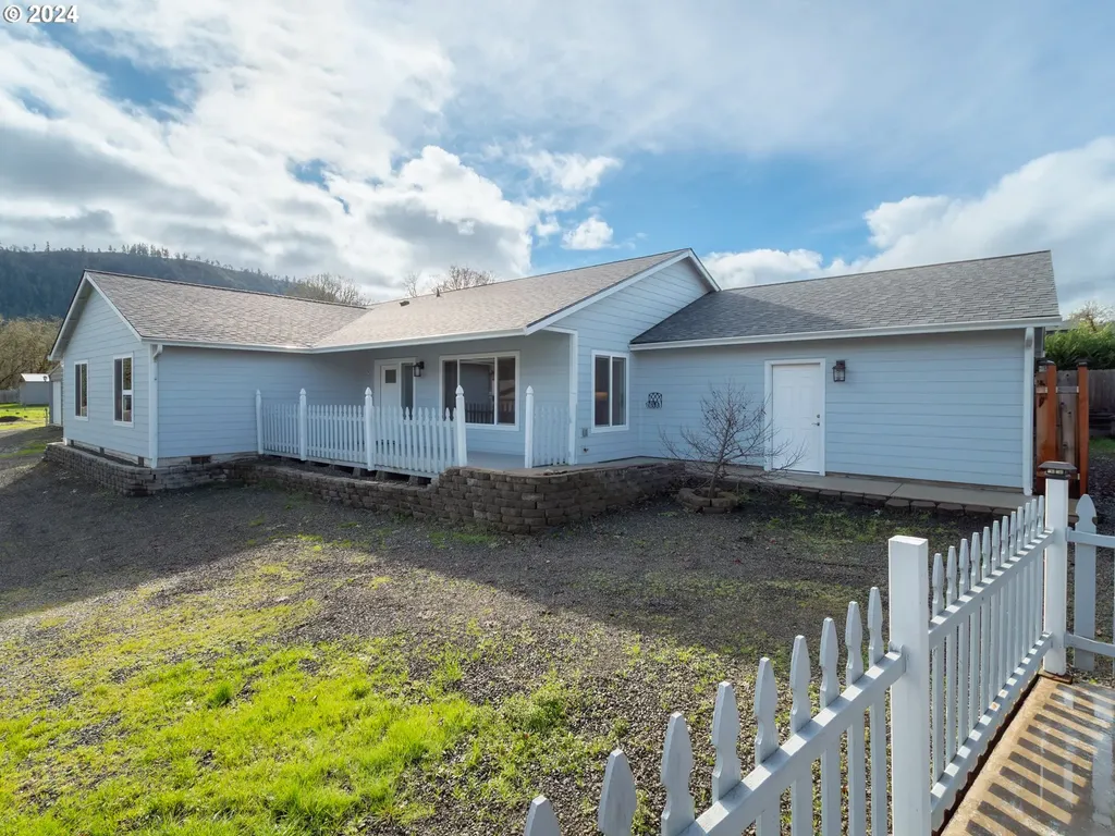 795 Se Thompson Avenue Winston OR 97496