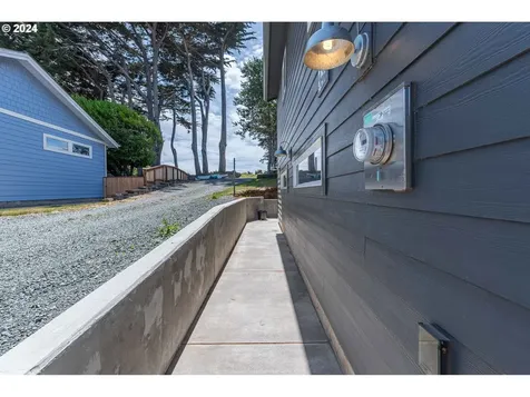 720 Caroline Street SE Bandon OR 97411