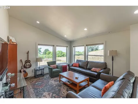 720 Caroline Street SE Bandon OR 97411