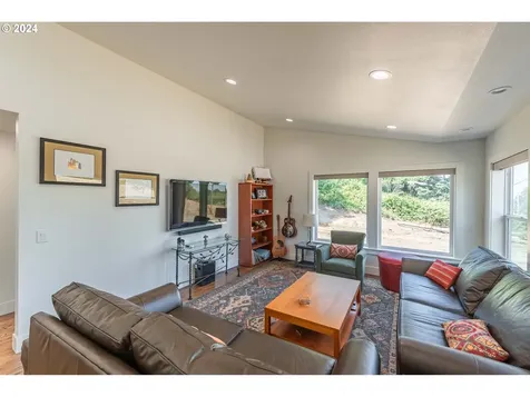 720 Caroline Street SE Bandon OR 97411