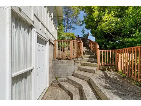 1097 N 10th Court Coos Bay OR 97420
