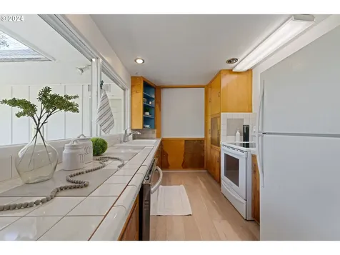 1097 N 10th Court Coos Bay OR 97420