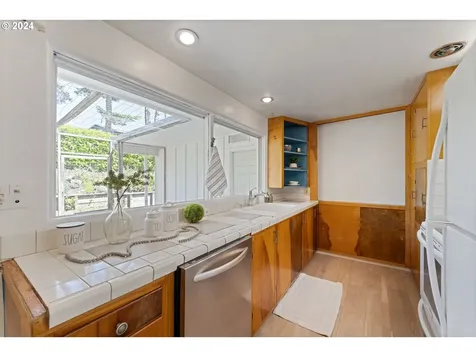 1097 N 10th Court Coos Bay OR 97420